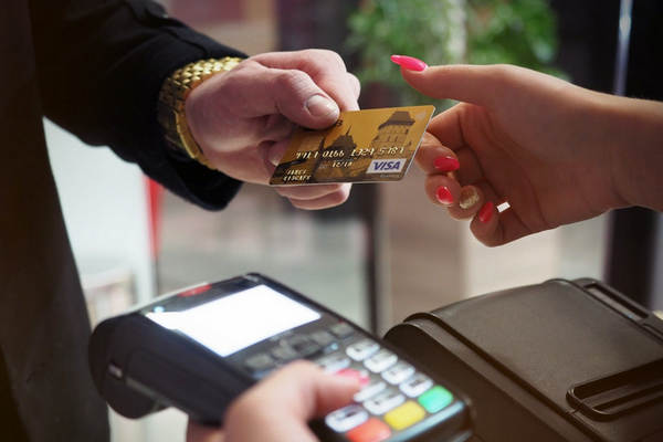 信用卡每個(gè)月還最低還款額算逾期嗎