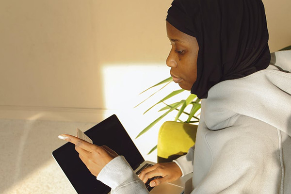 網(wǎng)貸逾期信用卡可以正常刷嗎