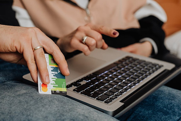 網(wǎng)貸逾期信用卡可以正常刷嗎