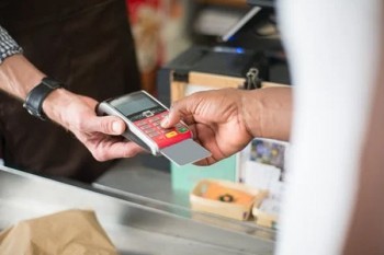 信用卡降額欠款慢慢還可以嗎