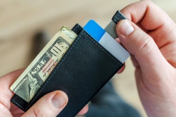 信用卡分期買東西是一次性扣么