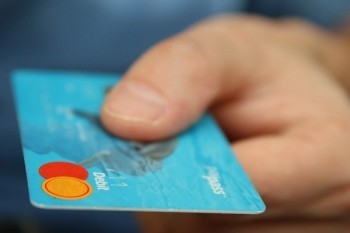 信用卡逾期利息和違約金怎么算的？會一直漲嗎？