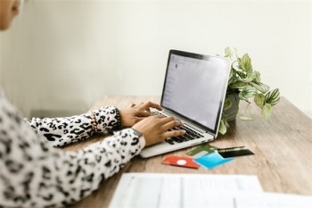 信用卡透支了5萬還不上怎么辦？利息一個(gè)月是多少？