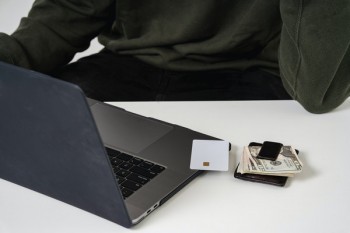 信用卡過了還款日多久才算逾期？利息怎么算？