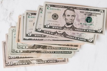 信用卡全額還了還顯示欠款