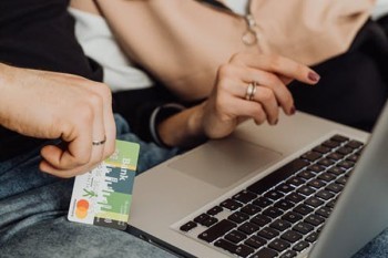 信用卡逾期違約金怎么算？和滯納金有什么區(qū)別？