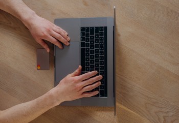 招商信用卡逾期找誰(shuí)協(xié)商管用？有什么影響？