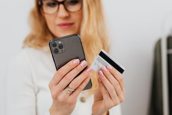 4萬(wàn)信用卡逾期一天多少利息