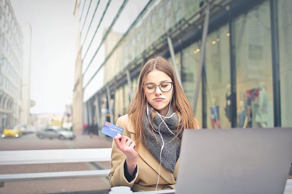 信用卡還最低和分期還款哪個(gè)更合適