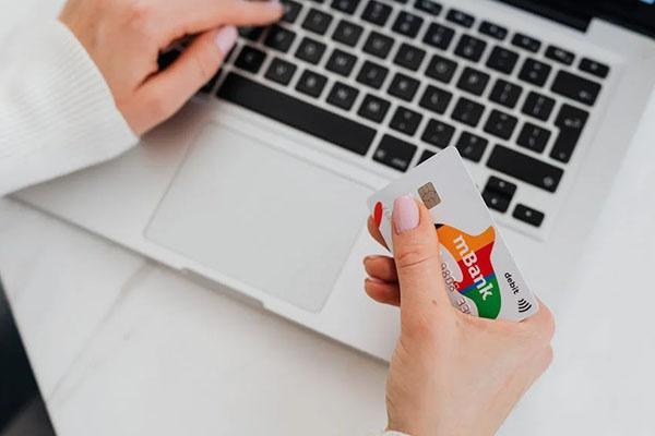 信用卡怎么申請?zhí)岣哳~度