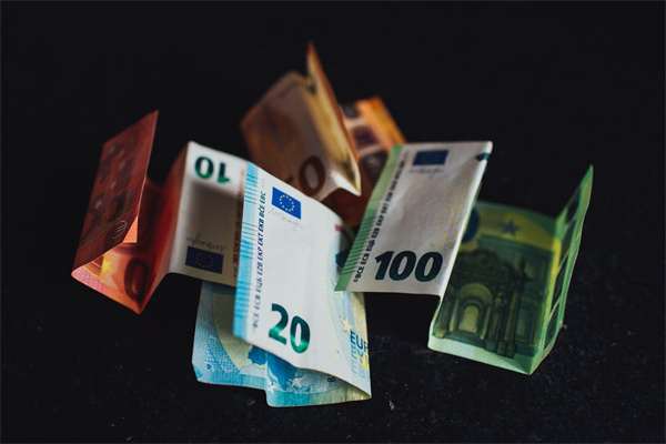 信用卡年費(fèi)是多少？欠款金額怎么查詢？