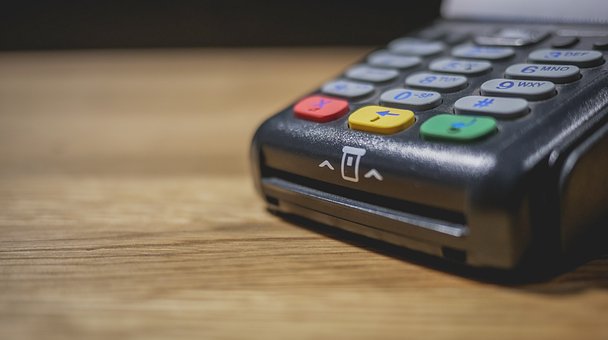 我信用卡欠8萬逾期兩年如何解決？被凍結怎么解決？