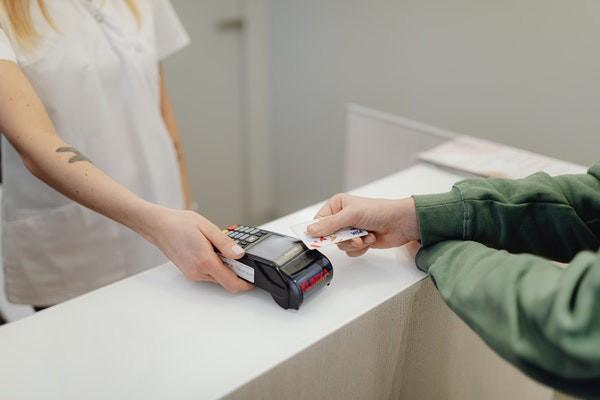 信用卡逾期收到法務(wù)通知短信真的嗎？怎么跟銀行協(xié)商還款？