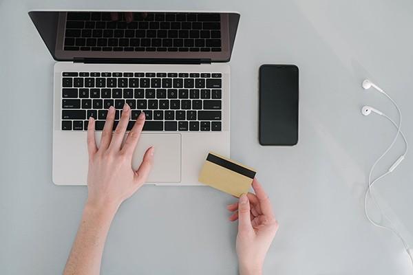 信用卡逾期費(fèi)用怎么算？逾期會(huì)產(chǎn)生哪些費(fèi)用？