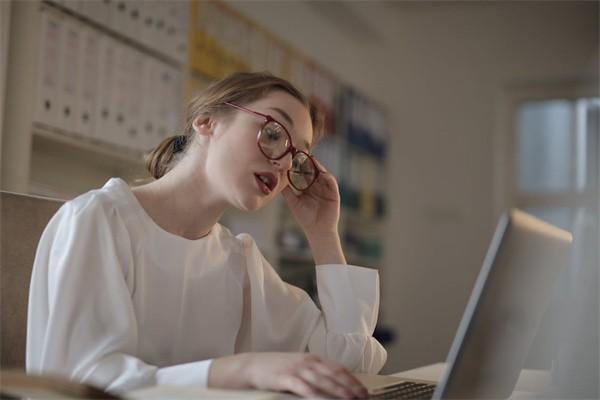 欠信用卡千萬(wàn)別分期提前還是為什么？欠信用卡有什么后果
