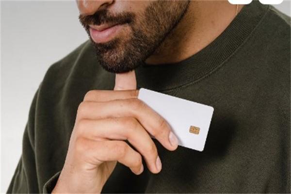 一人欠款被多家起訴還款順序是先還信用卡嗎？逾期有哪些后果？