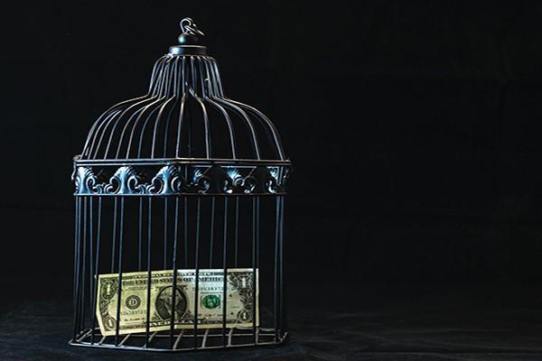 卡貸金融說要上門催收真的假的？逾期多久會被起訴？