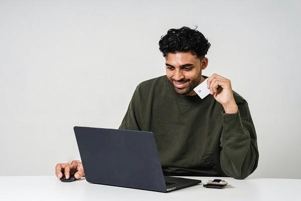 美團逾期打電話聯(lián)系我的家人違法嗎？怎么投訴？