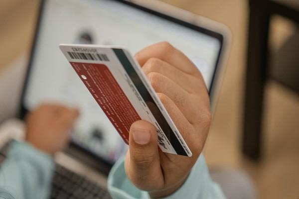 興業(yè)銀行信用卡八萬逾期利息多少？八萬逾期會(huì)怎么樣？