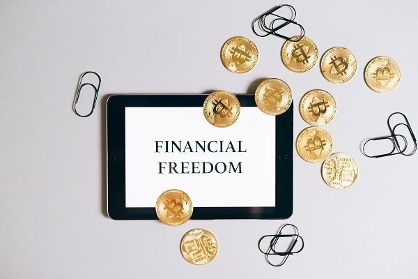 信用卡逾期銀行直接從儲蓄卡扣款合法嗎？逾期銀行會起訴我嗎？