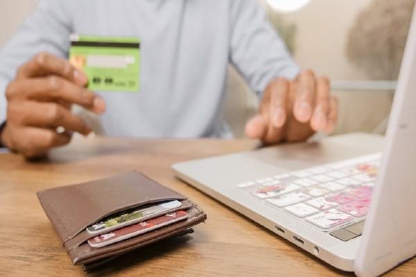 支付寶逾期會扣銀行卡里錢嗎？多久會影響信用問題？