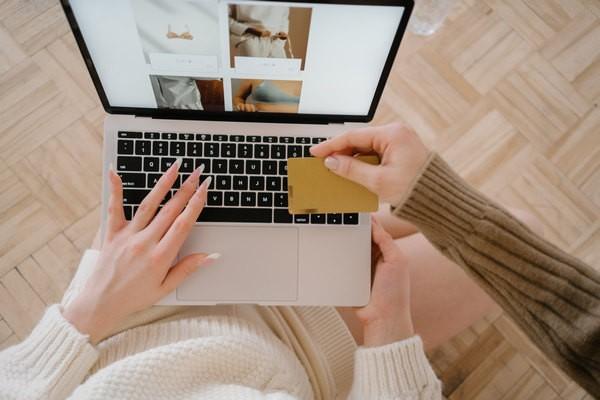 招商銀行信用卡免年費查詢流程是什么？
