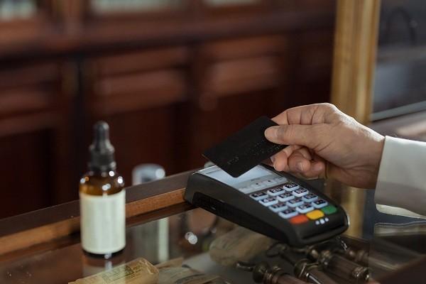 招商銀行信用卡逾期了還能辦儲蓄卡嗎？逾期多久催收會上門？