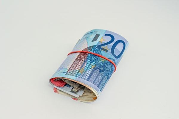 網(wǎng)貸逾期了銀行卡會自動扣款嗎？還能在銀行貸到款嗎？