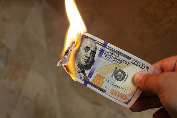 信用卡逾期違約金能不給嗎？扣了違約金還算逾期嗎？