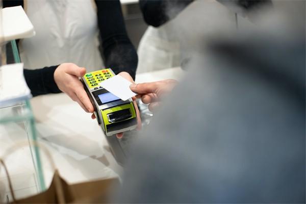 欠平安信用卡二萬逾期還不上怎么辦？多久不還會(huì)黑戶？