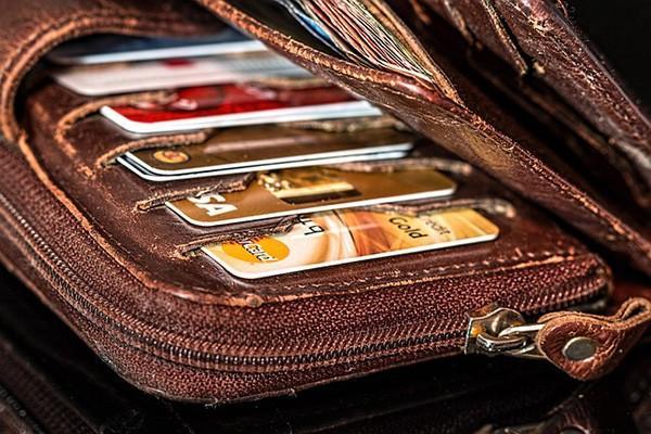 工商銀行信用卡欠3000利息怎么計算的，逾期上門催收嗎？
