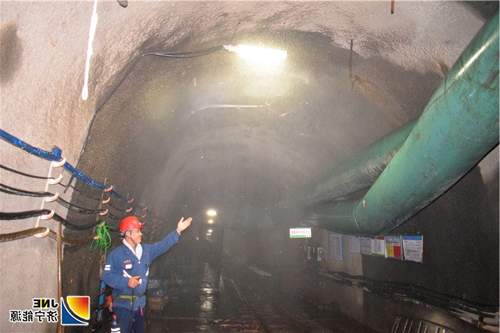 金桥煤矿：2019年3月20日，金桥煤矿小改小革又出新亮点自主设计加工旋转喷雾装置,防尘效果好（姜伦）.jpg