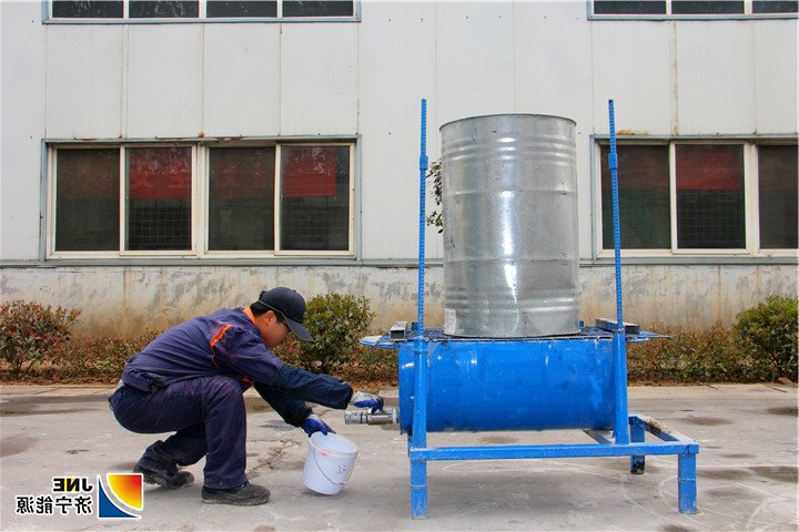 2019年4月8日，落陵矿用产品公司制作树脂桶杂质过滤装置避免浪费（郝晓霞拍摄）.jpg