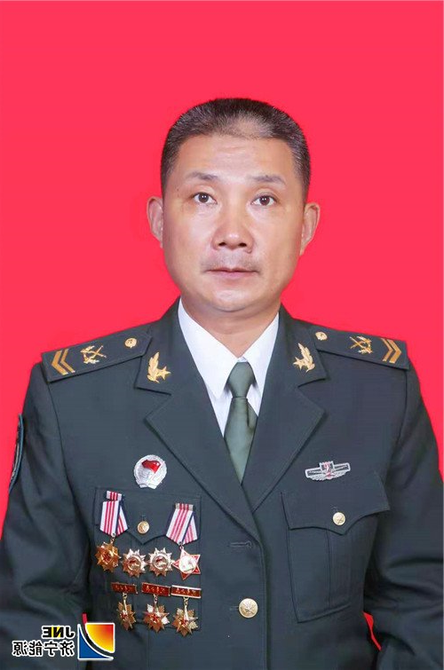 《安居煤矿稿件：【发现榜样】从钢铁卫士到“铁面包公”（桂镇）》1.jpg