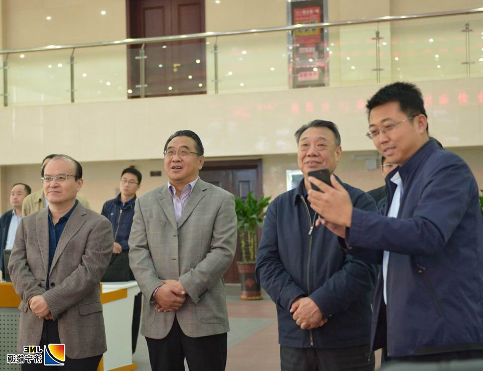2019年10月16日，市管企业安全生产现场经验交流会在安居煤矿召开（陈晨摄）--观摩智慧化矿山系统演示效果.JPG