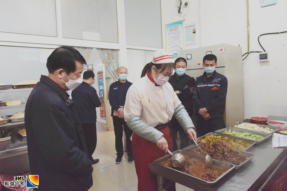 霄云煤矿：职工代表参与菜价核算工作（摄影：刘晋杉）_副本.jpg