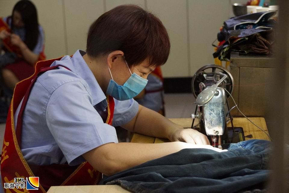 为充分发挥女工协管员在矿井安全生产工作中的特殊作用，6月11日上午，矿工会组织女工协管员在洗衣房服务站准时“上岗”，精2.jpg