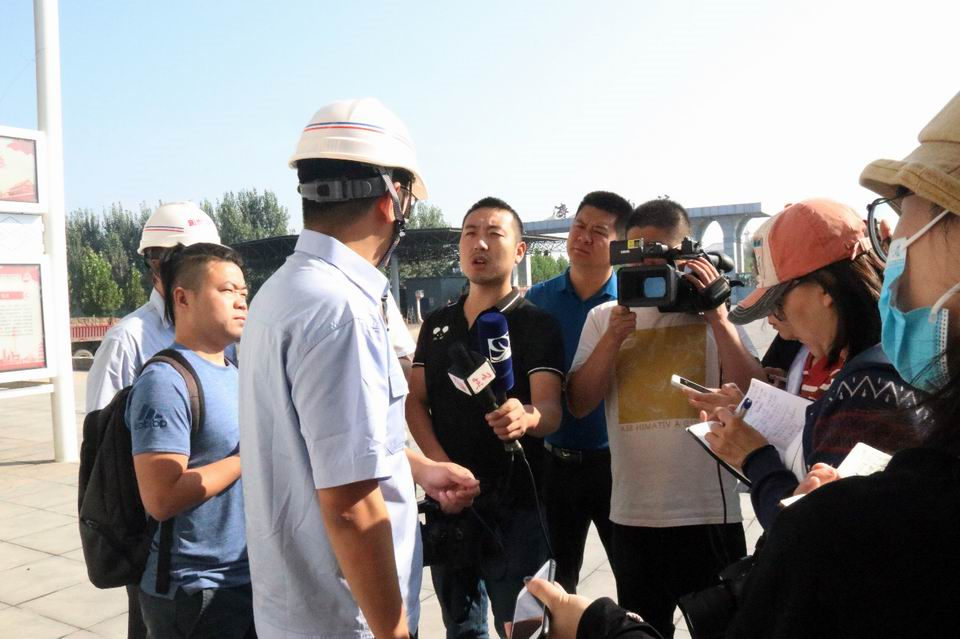 “大河奔腾”主题采访团走进济矿物流2.jpg