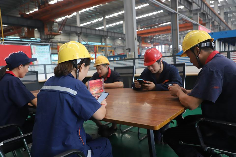 职工们利用休息时间做题.jpg