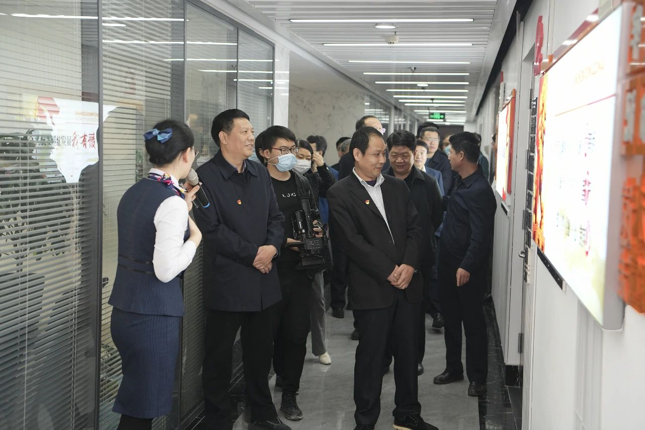 全市国资系统观摩团走进集团公司精密制造产业园、东方世纪大厦观摩指导3.jpg