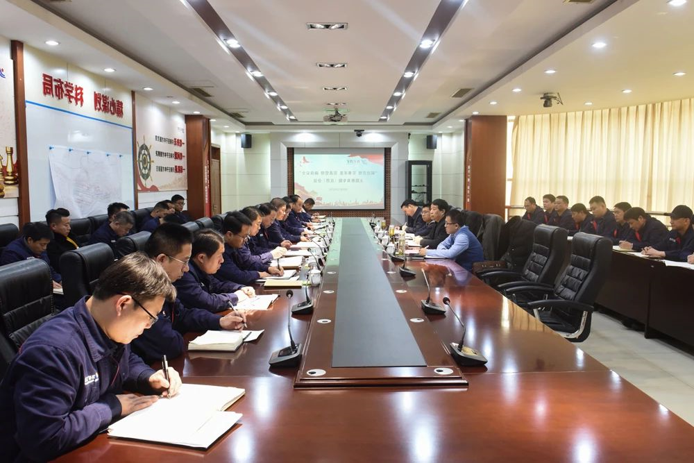 侯馨芳参加指导霄云煤矿领导班子安全反思主题教育专题会.jpg