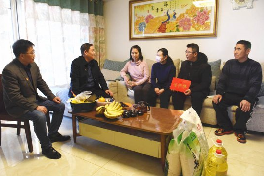 浓浓组织情  佳节送温暖——霄云煤矿走访慰问困难党员