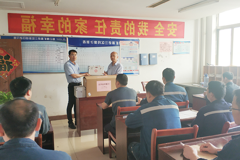 霄云煤矿为区队发放防暑降温药品.jpg