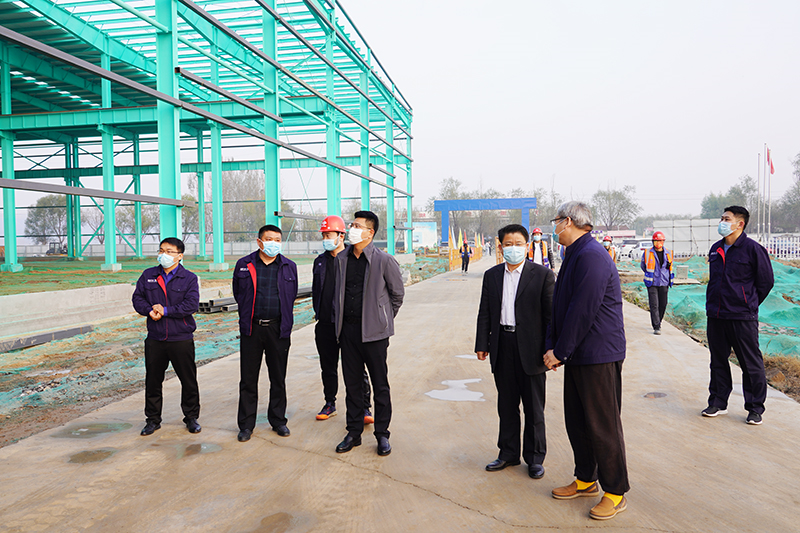 现场听取项目建设汇报.JPG