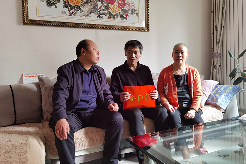 2021年11月20日，义桥煤矿党委书记、矿长陈建文到该矿困难职工李计国家中慰问。.jpg