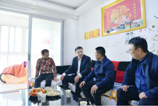 张广宇走访慰问集团劳模和困难党员