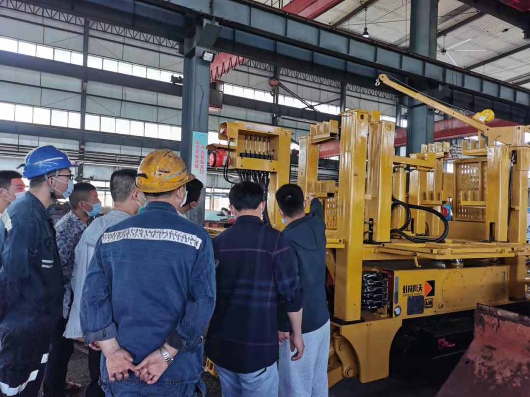 2022年5月6日，运河煤矿组织开展锚杆钻车培训工作（张目格）.png