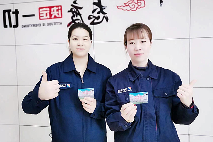 小小亲情联系卡架起家企连心桥.jpg