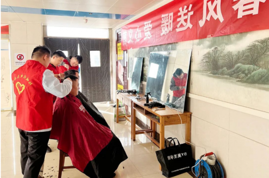 万众红心·文明有我，济宁能源“万众红心”志愿者在行动