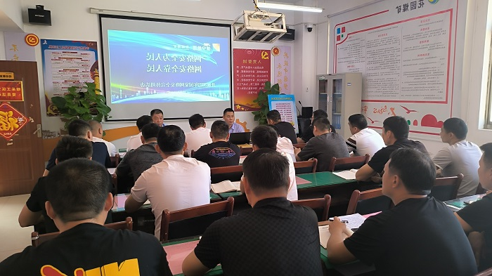 花园煤矿组织开展网络宣传周活动。图为综采工区组织职工学习网络安全法规。.jpg